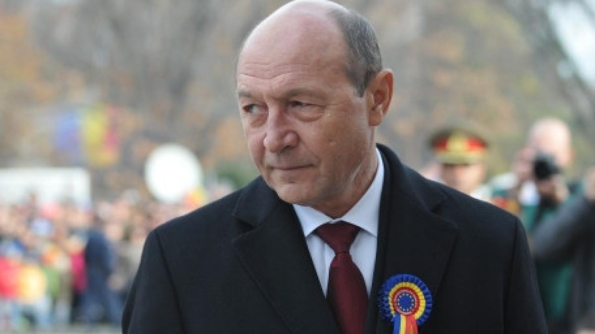basescu nu va uitati la cat de mici sunt politicienii ei alearga dupa voturi romanii trebuie sa