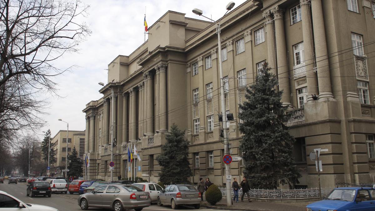 timisoara peste 4 000 de persoane au asistat la parada militara din fata palatului administrativ