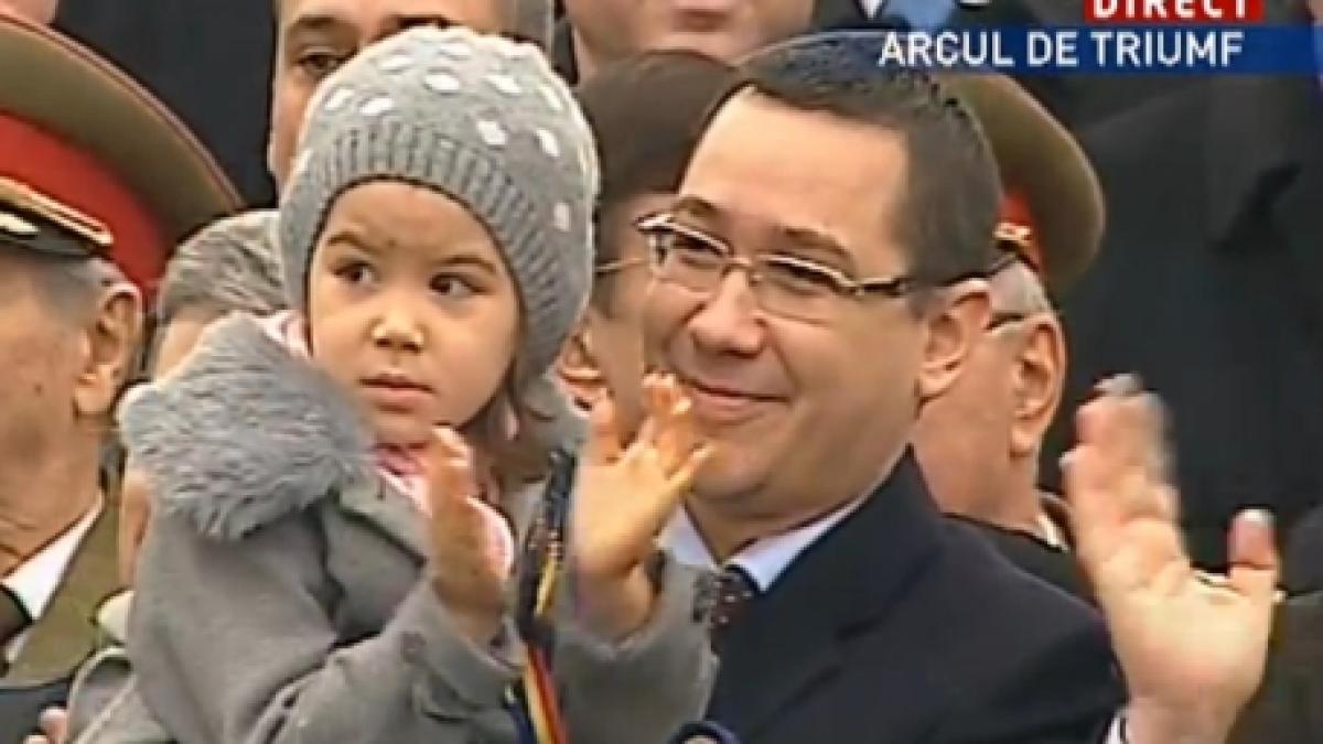 victor ponta a asistat la parada militara alaturi de familie