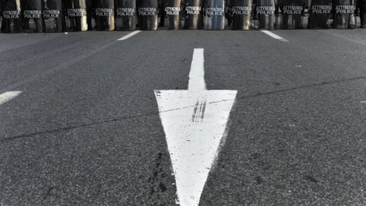 creditorii externi sugereaza greciei sa diminueze cheltuielile prin renuntarea la serviciul militar