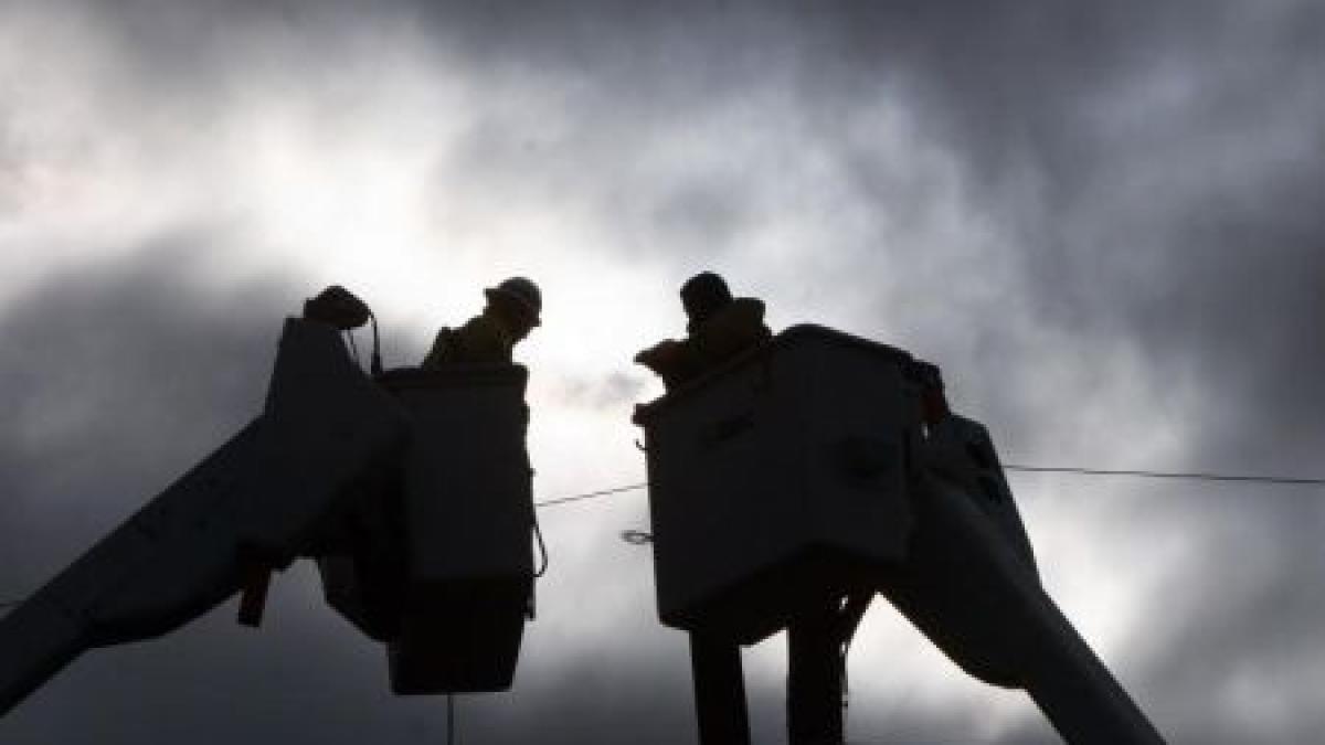 furtuna in romania avertizare de vijelii in zece judete din sudul tarii sute de localitati fara