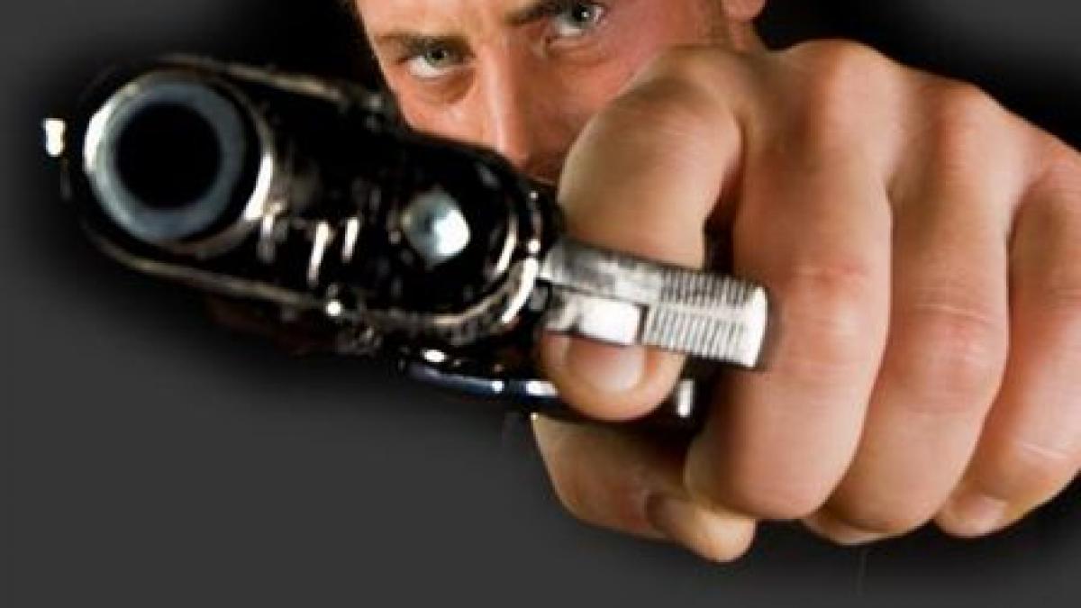 inarmat cu pistol cutit si ranga un barbat a vrut sa l omoare in mijlocul strazii pe presupusul