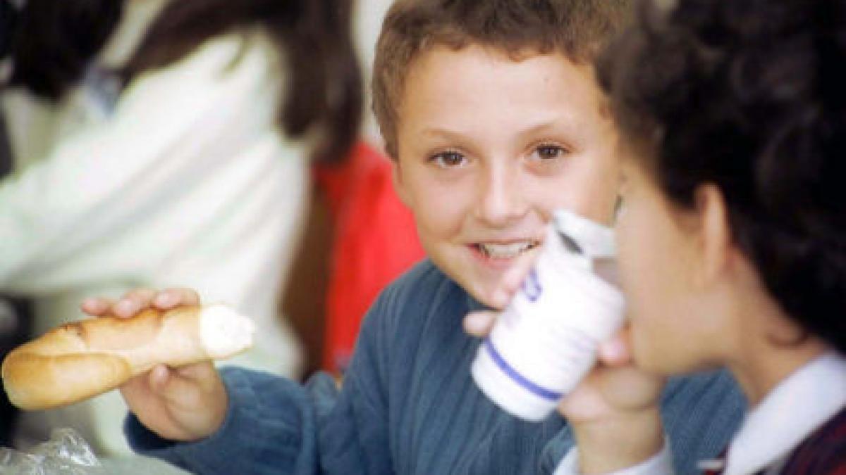 peste 20 de mii de elevi clujeni au ramas fara cornuri firma care livra produsele a intrat in