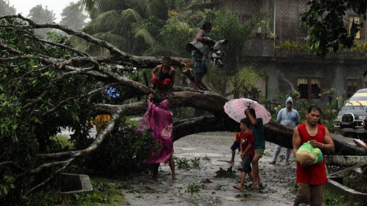Taifunul Bopha a lovit Filipine cu rafale de vânt de 210 km/oră şi ploi puternice. Cel puţin şase persoane au murit