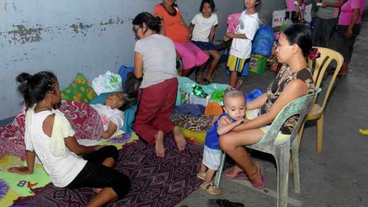 taifunul bopha loveste filipine peste 40 000 de persoane au fost evacuate din calea urgiei