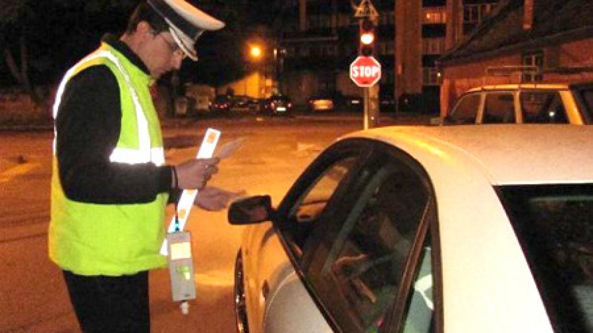 un angajat al judecatoriei botosani beat turta a adormit pe linia de tramvai si a blocat tot