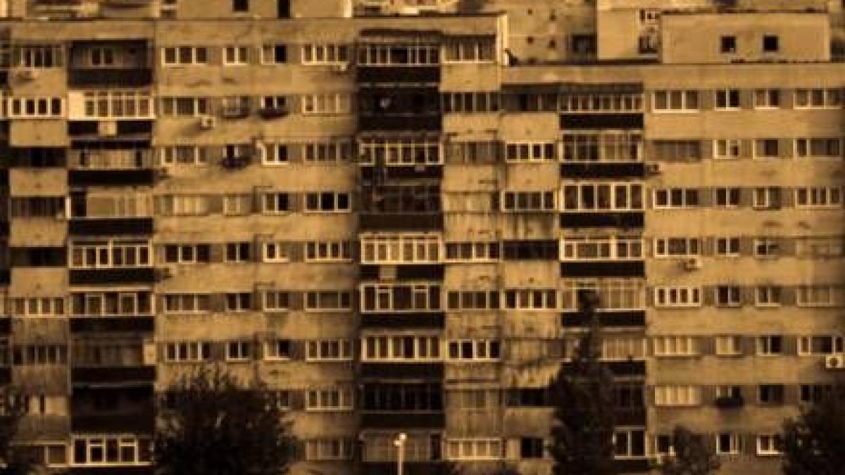 batrani si batjocoriti asteapta iarna in apartamente fara geamuri si cu apa pe pereti reabilitarea