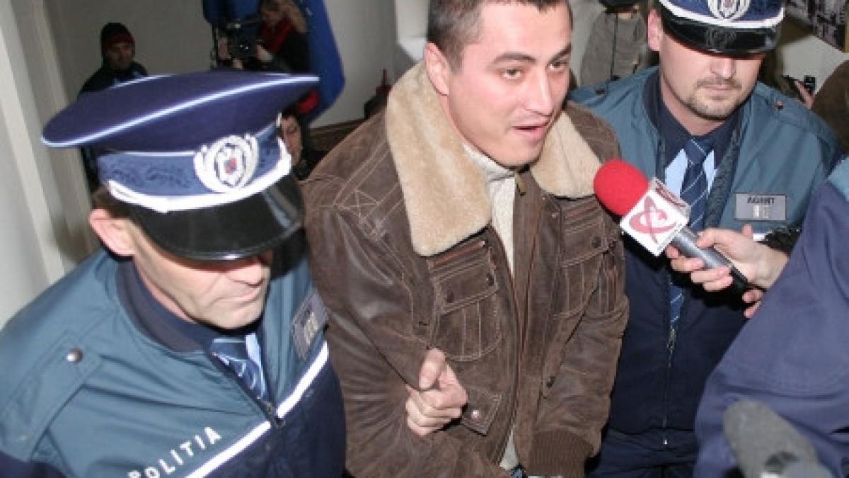 cioaca i a asteptat pe politisti cu lumina stinsa si bagajul facut sa vina sa il ridice