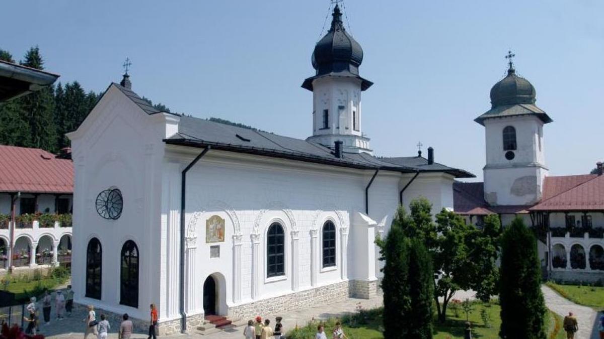 scandal la manastirea agapia mai multe familii vor fi date afara din propriile case