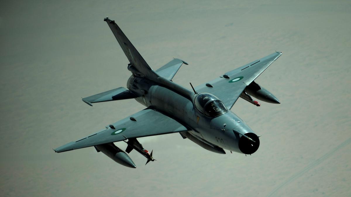 un avion militar s a prabusit peste o casa din china