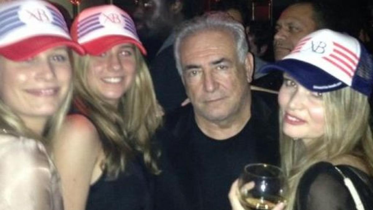 dominique strauss kahn nu se cuminteste s a lasat pozat alaturi de trei blonde intr un club de