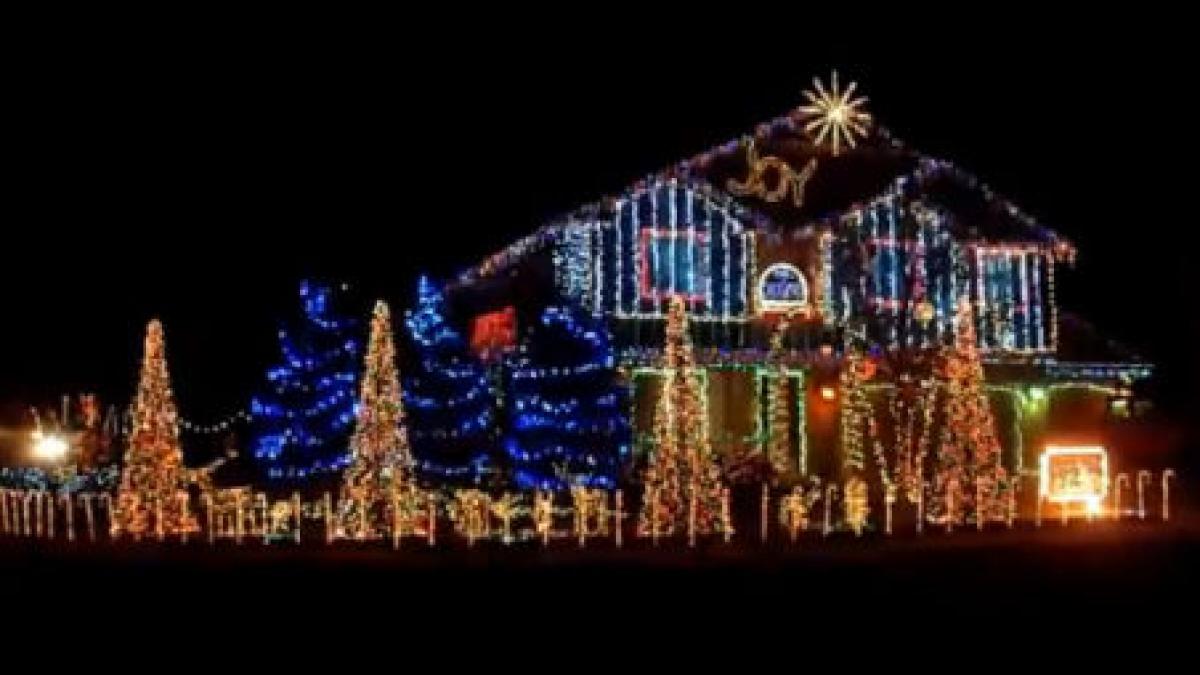 americanii iubesc sarbatorile spectacol de lumini culoare si replici celebre din filme de craciun