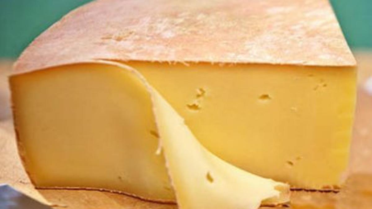 politist prins la furat omul legii a sustras doua cutii de branza topita