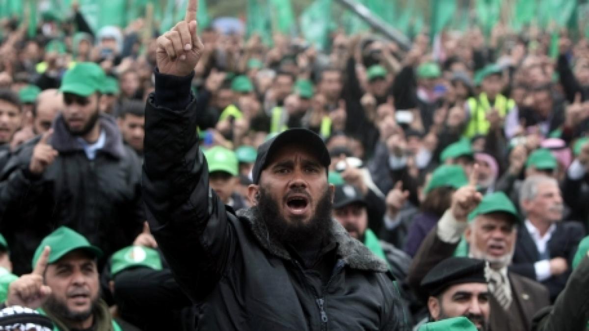 circa 100 000 palestinieni s au adunat in piata kativa pentru a marca 25 de ani de la creearea hamas