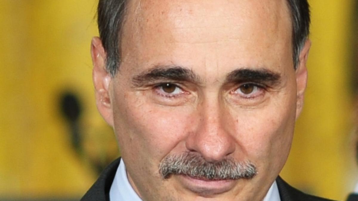 un consilier al lui barack obama si a ras mustata in direct la televiziune pentru o cauza nobila