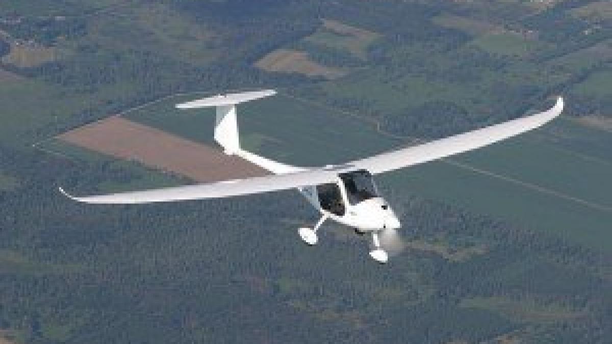 un motoplanor a aterizat fortat pe un camp din prahova pilotul si insotitorul au scapat nevatamati