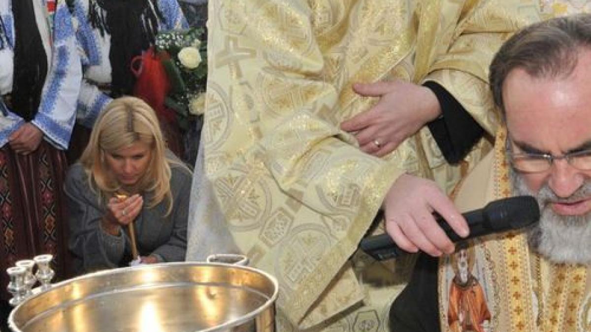 alegeri parlamentare ce face udrea cu lumanarea in mana langa o cruce si inconjurata de preoti