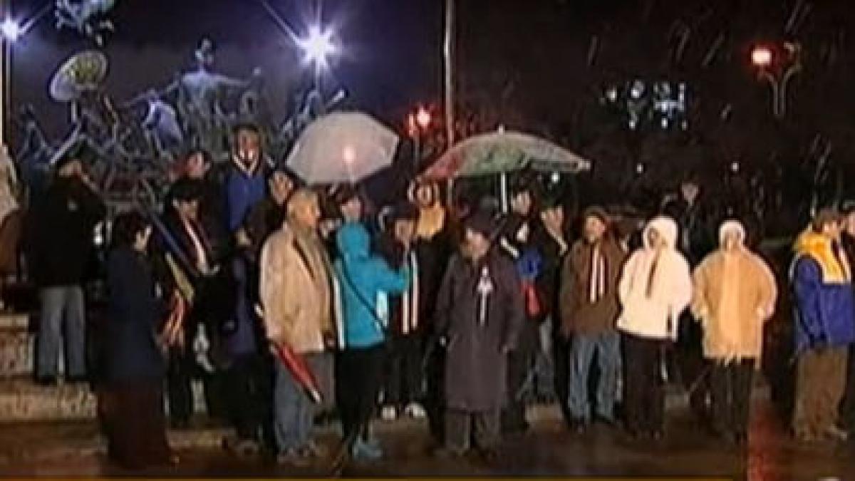 glasul strazii isi striga nemultumirea in piata universitatii iesi afara javra ordinara