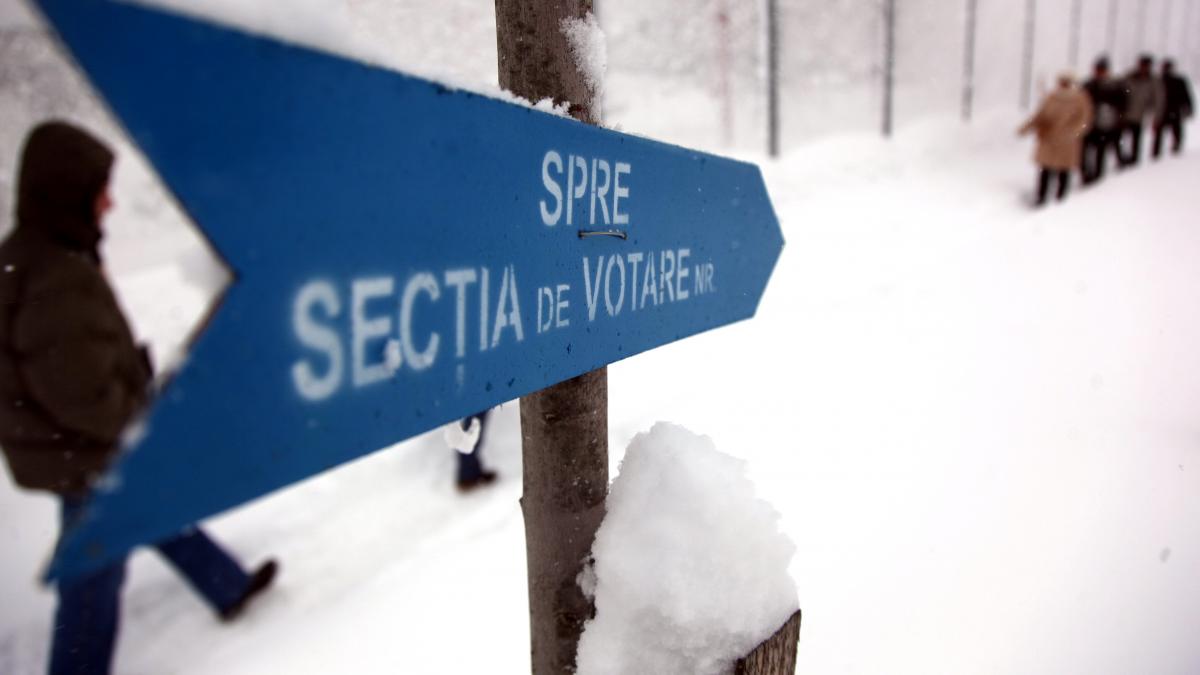 sectie de votare deschisa cu o intarziere de trei ore membrii comisiei adusi cu un camion al armatei