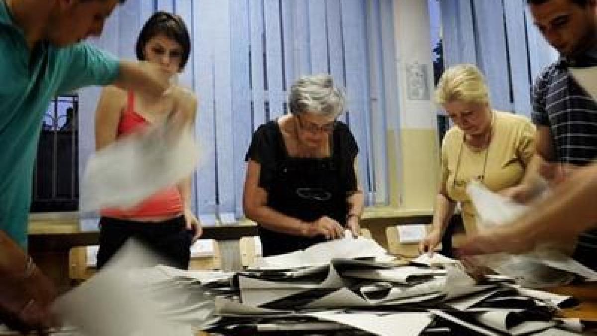 alegeri parlamentare dupa o zi lunga noaptea s a inceput numararea voturilor mai multe buletine de