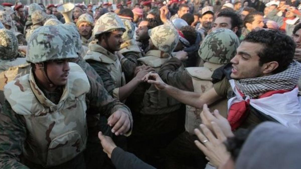 mohamed morsi confera armatei egiptene puterea de a aresta civili