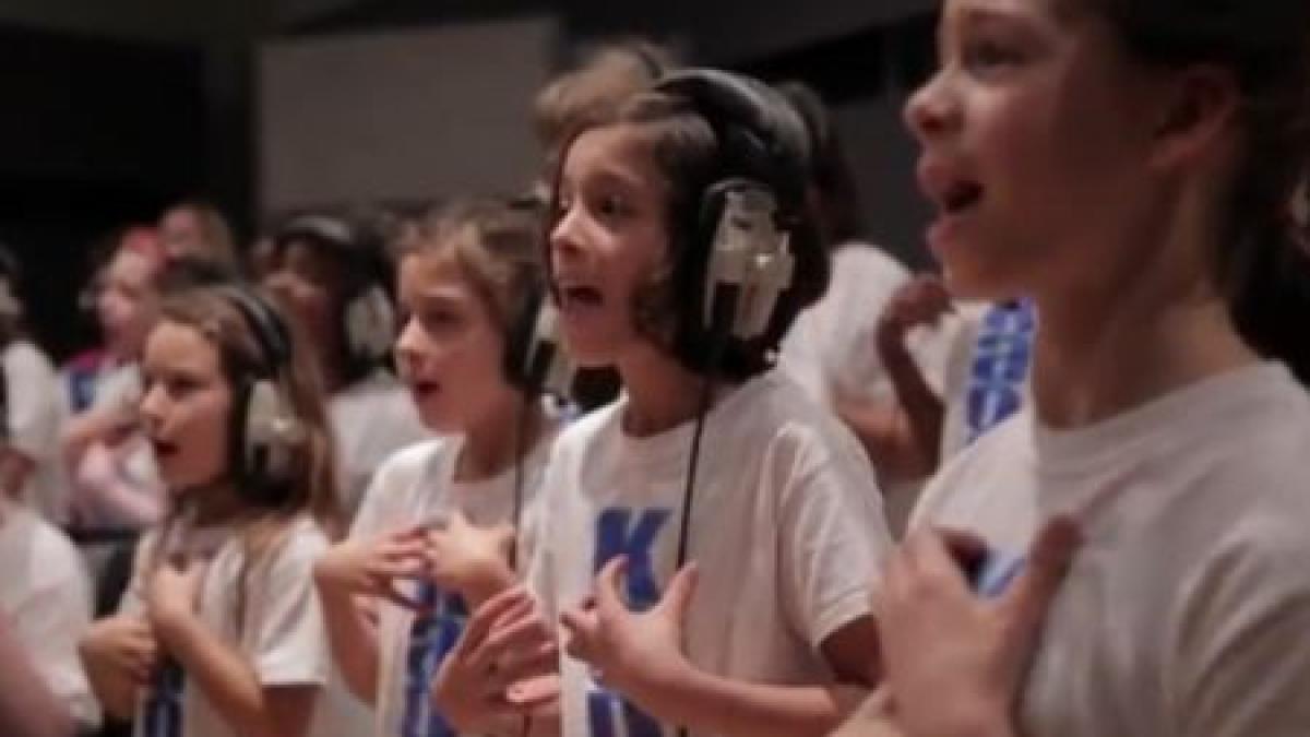 bucuria muzicii transmisa de oameni care nu aud si nu vorbesc paraorchestra britanica intr un