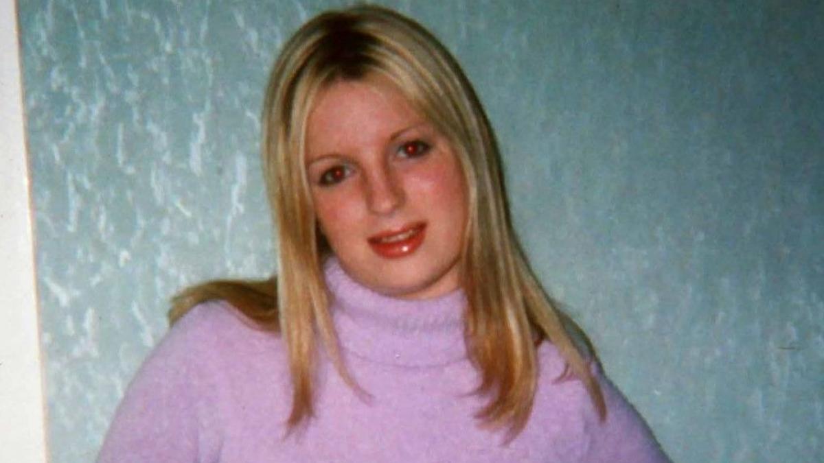 cand iese pe strada aceasta tanara frumoasa este urmarita de zeci de oameni viata ei s a schimbat