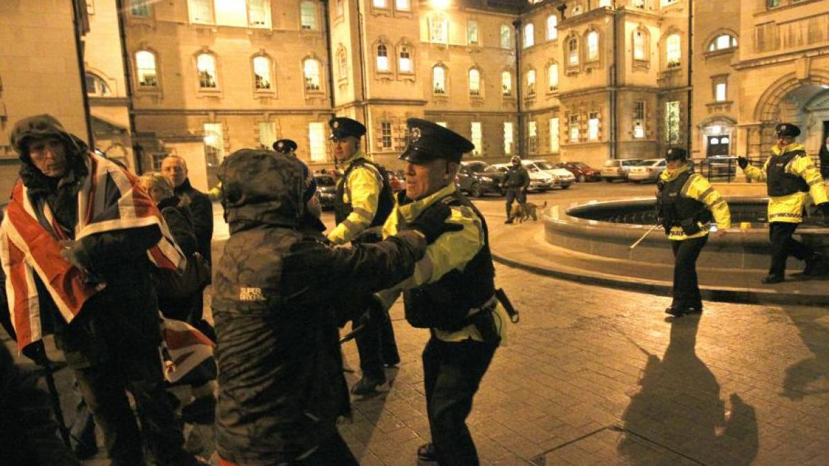 violente la belfast in timpul unui protest fata de o decizie a municipalitatii privind drapelul