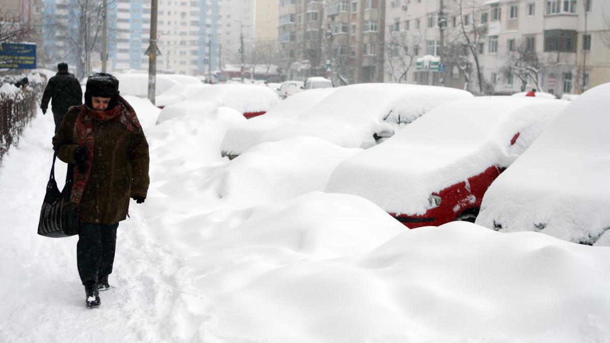 iasiul paralizat de zapada si viscol circulatia rutiera pe drumurile judetene blocata
