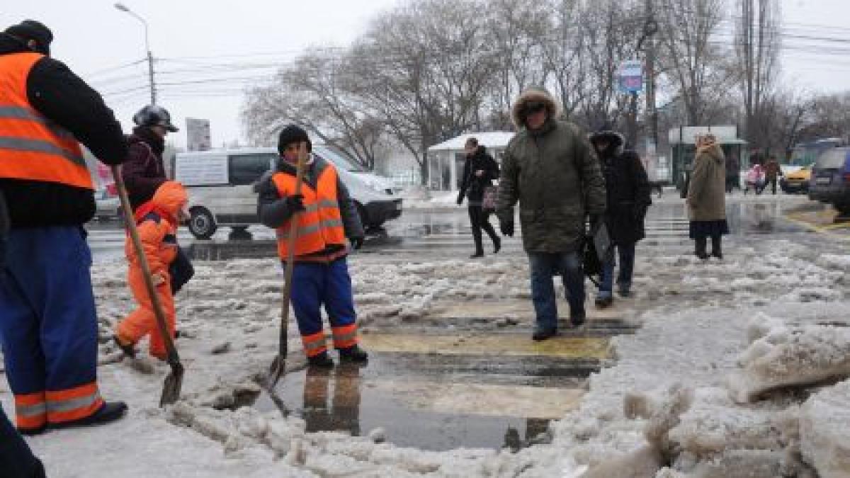 super drumarii romani asfalteaza sosele pe ninsoare si ger