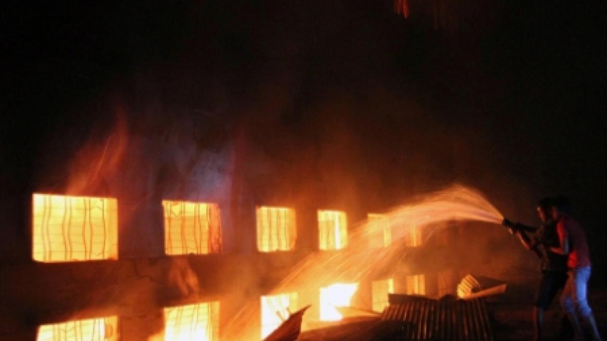 Timiş: Un depozit de mobilă, unul de anvelope şi un service, făcute scrum într-un incendiu puternic