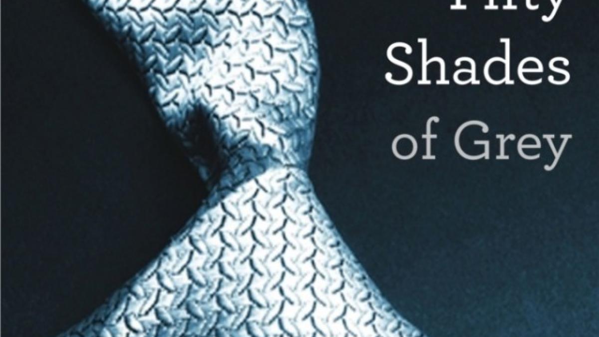 romanul fifty shades of gray este cea mai bine vanduta carte din 2012 pe site ul amazon