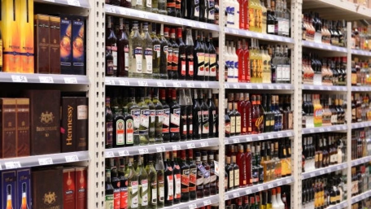 trei barbati au incercat sa jefuiasca un hipermarket din cartierul militari