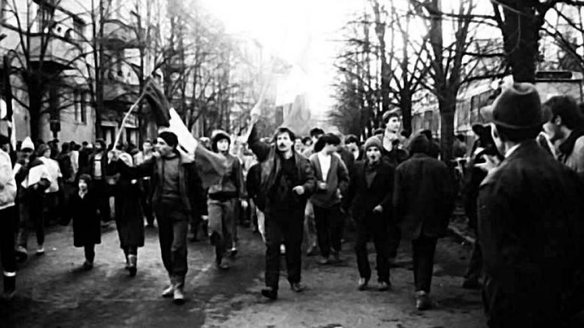 17 decembrie 1989 ziua pe care nu avem voie sa o uitam mii de oameni ieseau in strada la timisoara