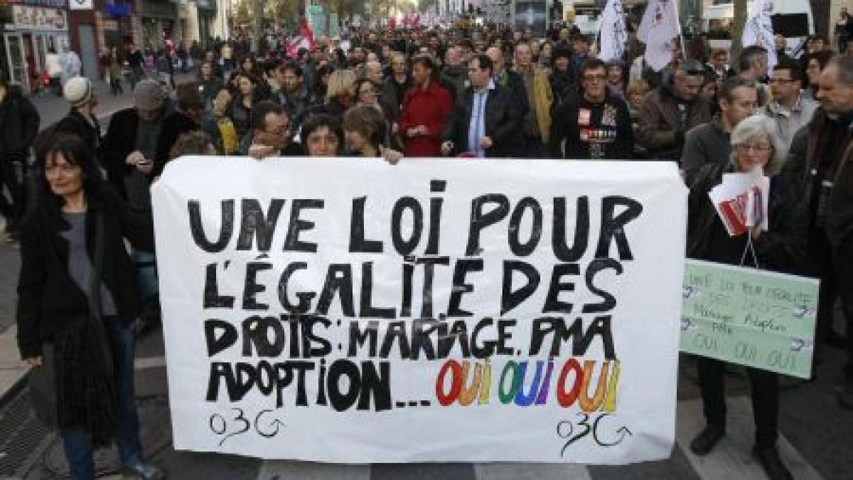 mii de oameni au manifestat pe strazile parisului pentru legalizarea casatoriilor intre persoanele
