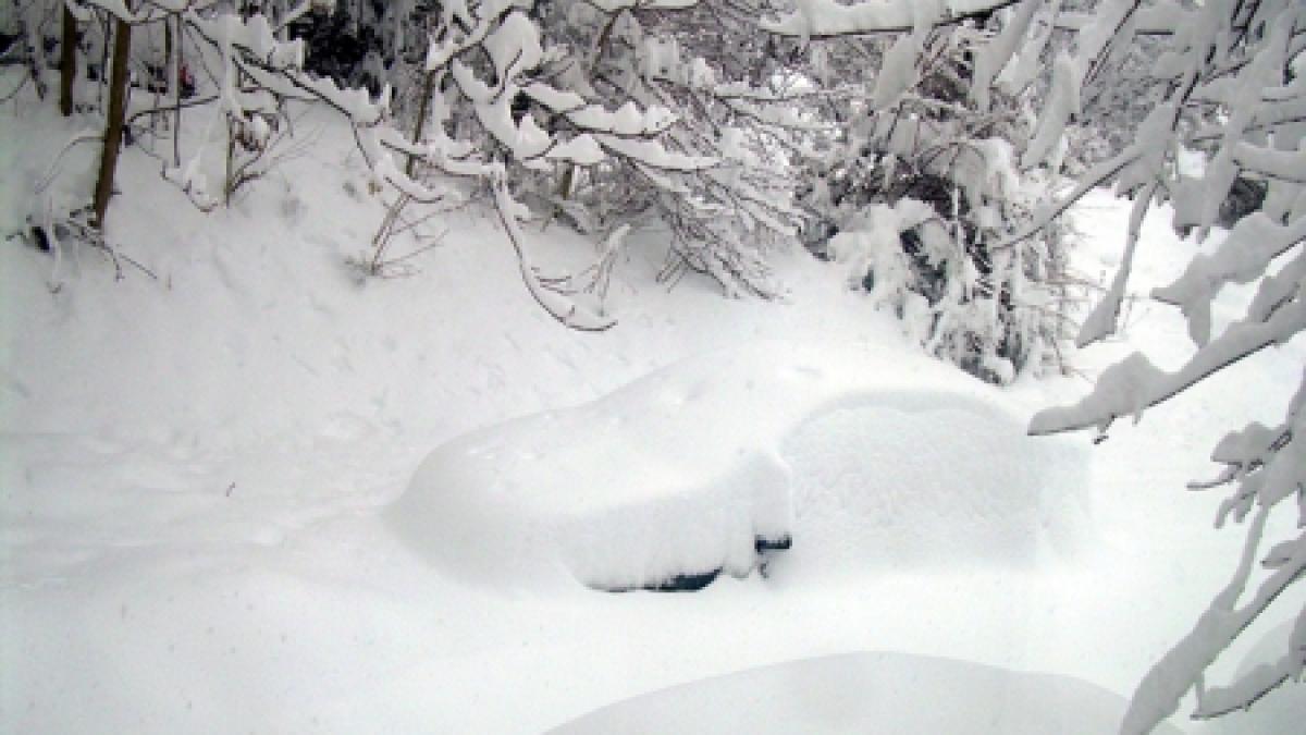 zeci de scoli raman inchise din cauza zapezilor iar bolnavii ajung la spital cu autospecialele cu