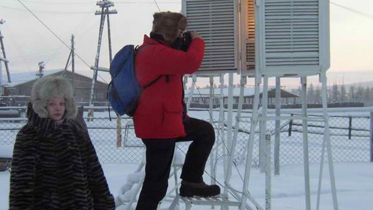 ger cumplit de 50 de grade vezi ce s a intamplat cand au aruncat apa fierbinte in aer la 41 de grade