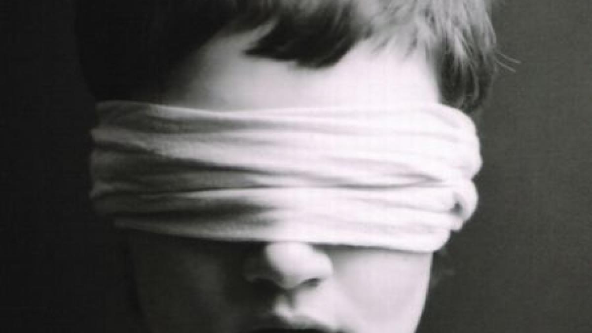 oameni nevazatori aflati la capatul puterilor fiul lor orb si cu retard mintal nu mai primeste