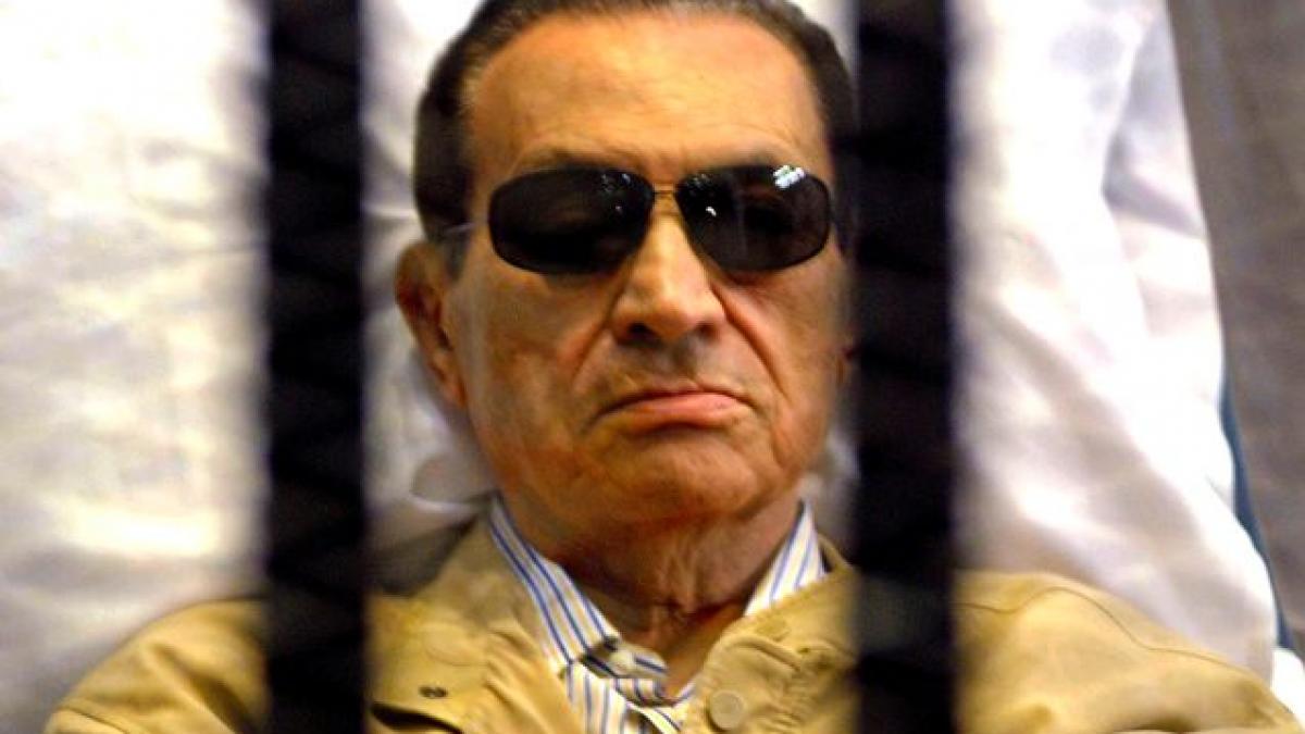 hosni mubarak a fost spitalizat dupa ce a cazut in dusurile din penitenciar
