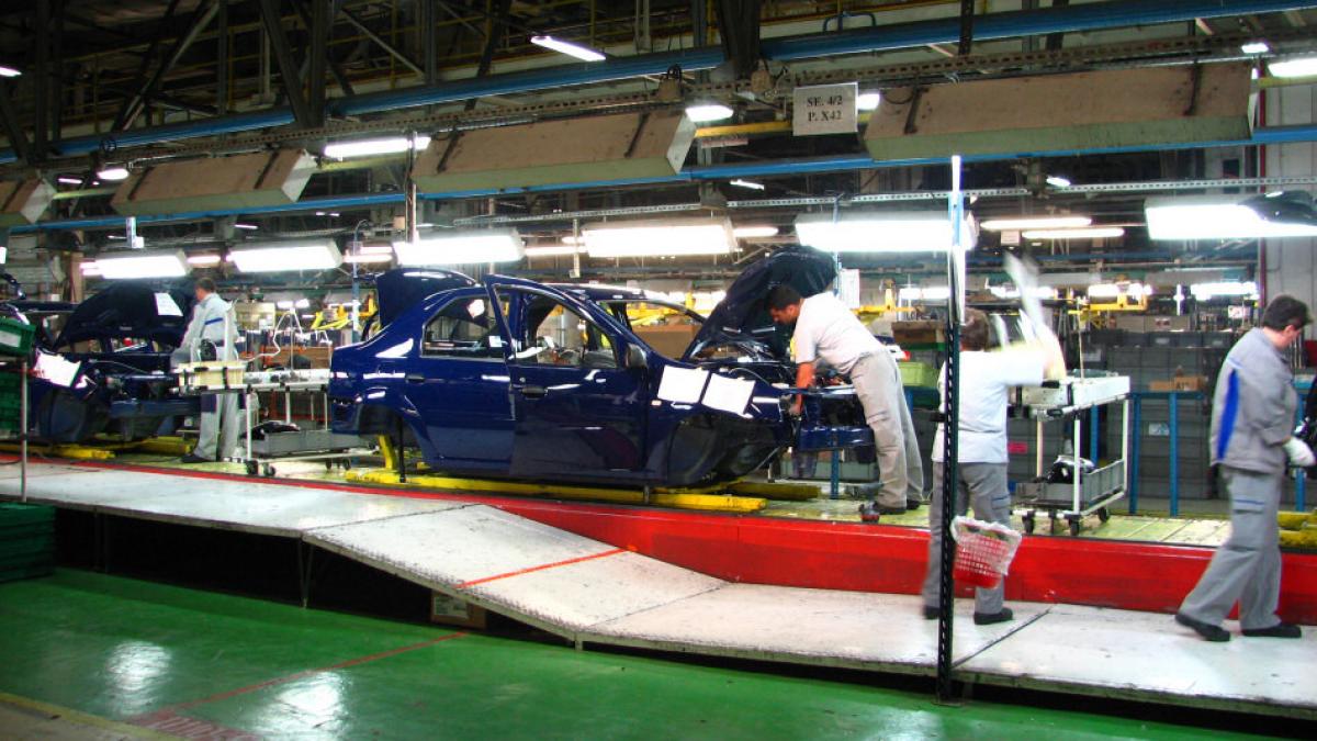 vestea proasta pe care au primit o angajatii de la uzinele dacia mioveni ce decizie a luat