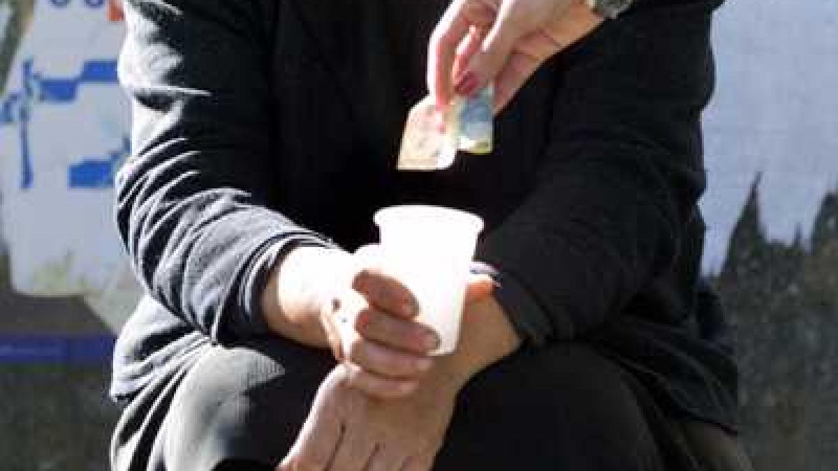 basescu e un paracios si cersetor la ue iar macovei e o diavolita care induce in eroare declaratia