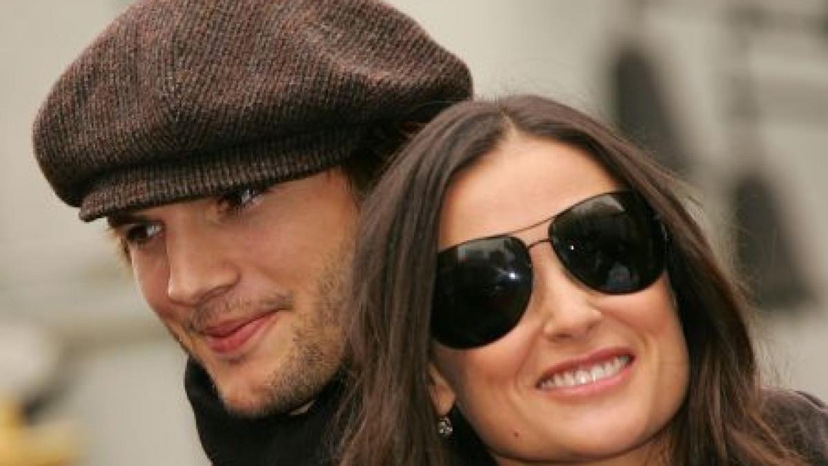 ashton kutcher a cerut oficial divortul de demi moore