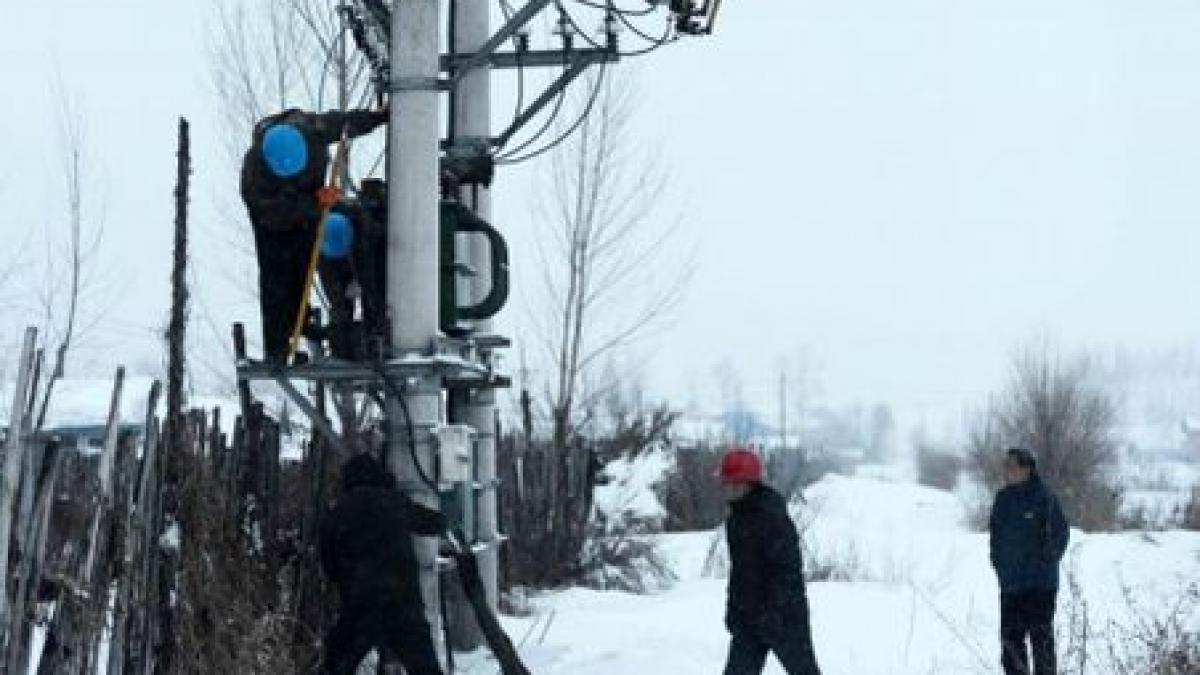 furtuna de zapada in canada peste 100 000 de oameni au ramas fara curent electric in regiunea quebec