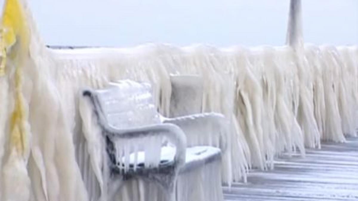 sculpturi in gheata la malul marii negre pasarela din mamaia a ajuns un pod de gheata