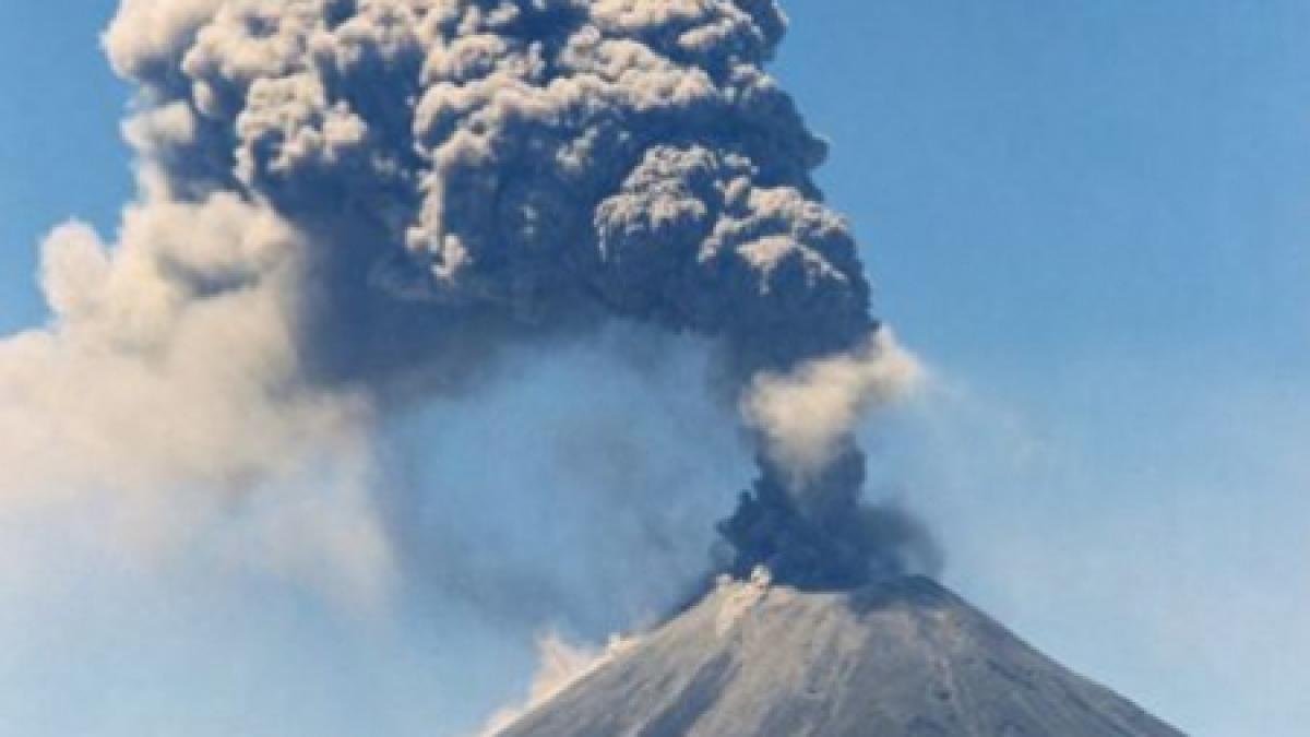 stare de alerta in chile un vulcan aflat la granita cu argentina erupe masiv