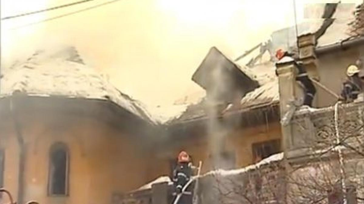 casa in care a locuit scriitorul mihail sadoveanu in flacari cinci masini de pompieri in lupta cu