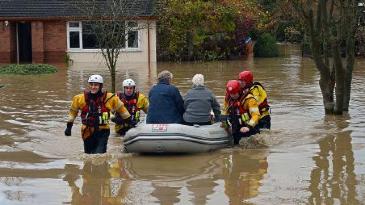 marea britanie se confrunta cu cele mai grave inundatii din istorie oamenii isi parasesc locuintele