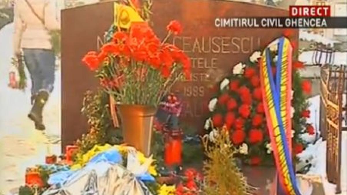 lacrimi la mormantul lui nicolae ceausescu sute de oameni s au perindat astazi in cimitirul ghencea