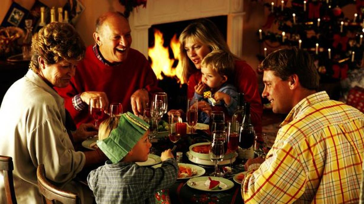 pentru unii ajunul craciunului a insemnat mese intinse si familia adunata in jurul bradului altii