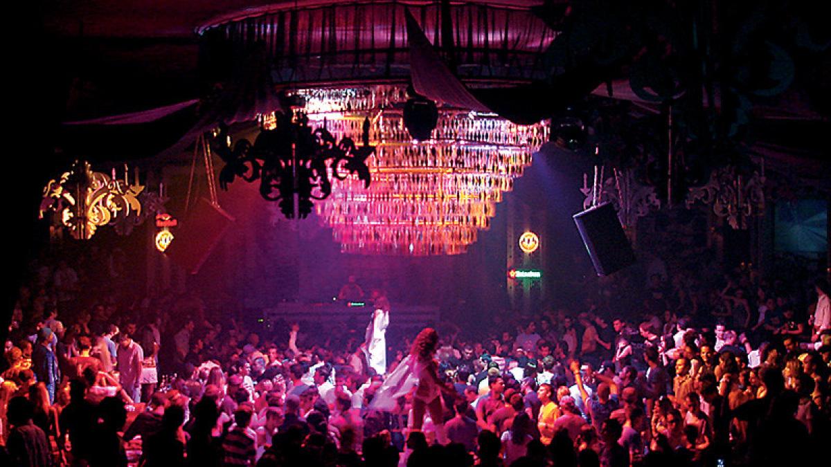 romanul are dansul in sange pe valea prahovei colindele au fost inlocuite cu ritmuri latino iar